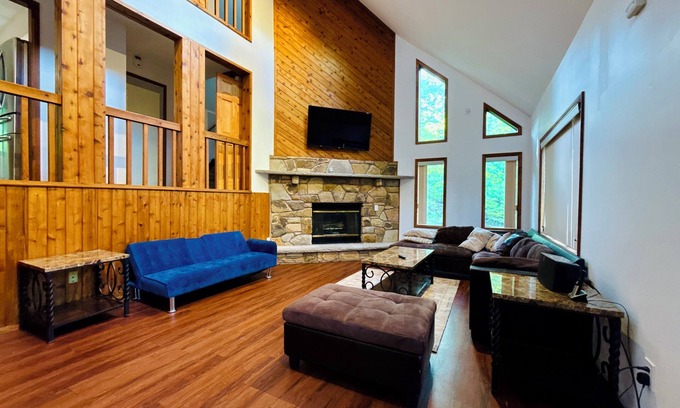 Bushkill House | Luxury Modern House in the Poconos! 199 SPECIALS ALL SEPTEMBER