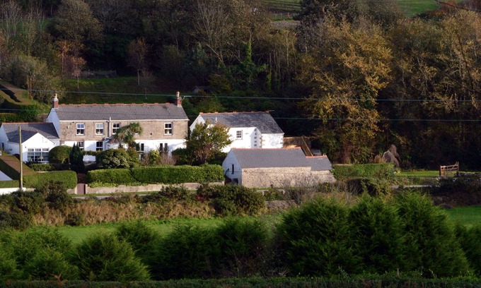 Redruth House | Luxury Modern house newly refurbished, easy access to Beach and Cornwall's Best