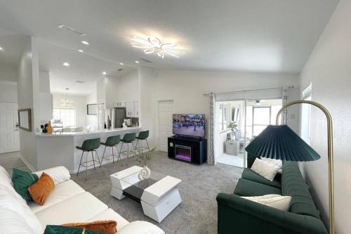 Hillcrest Estates House | Luxury Modern Pool House close to theme parks Four Bedrooms