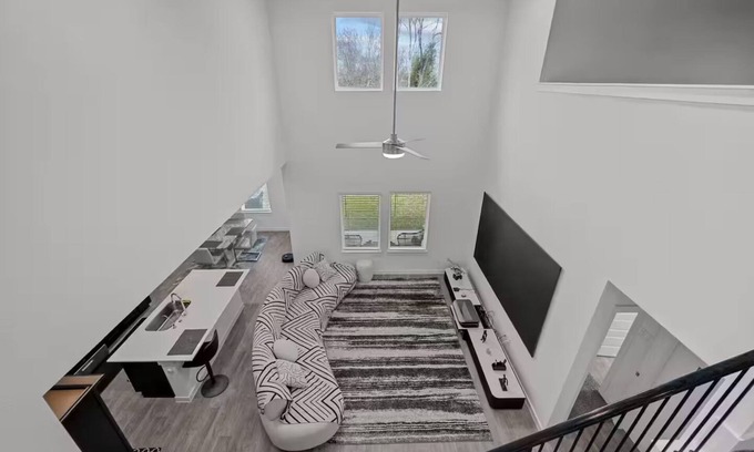 Rosenberg House | Luxury Modern & Spacious Retreat