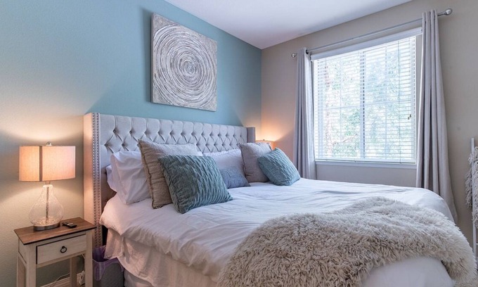 Valencia Apartment | Luxury Modern Suite, Kingbed, Fast Wifi