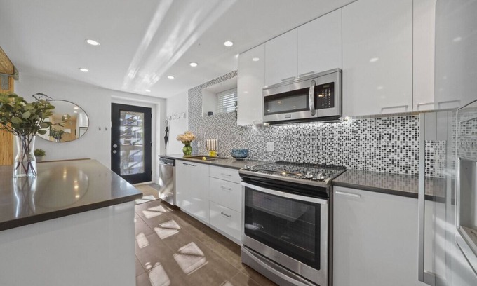 Grandview-Woodland Apartment | Luxury Modern Two Bedroom Located near Commercial Drive
