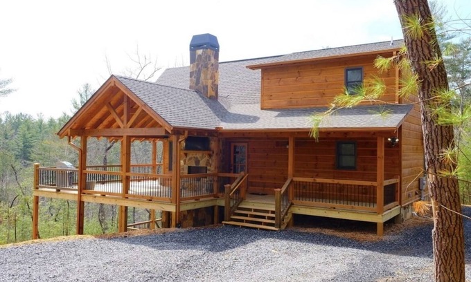 Aska Cabin | Luxury Mountain Cabin with Amazing Views and Hot Tub (Dog Friendly)