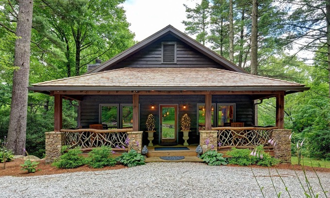 Highlands Cabin | Luxury Mountain Cabin in Quiet Neighborhood, Minutes to Main Street, Highlands