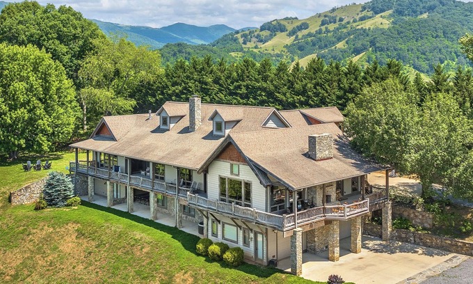 Clyde House | Luxury Mountain Estate w Panoramic Mountain Views