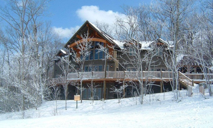 Pedlars Edge Ski Chalet | Luxury mountain home Ski- in-Ski out