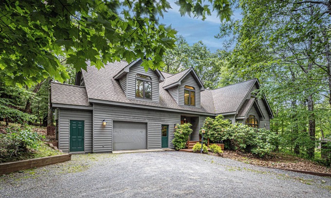 Chestnut Springs House | Luxury Mountain House on Golf Course- Book for Summer/Fall