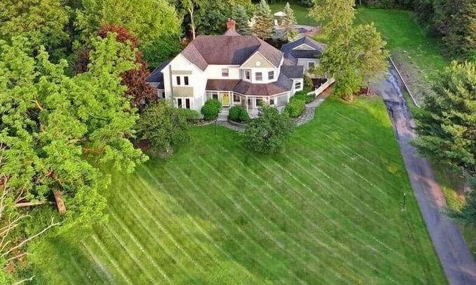 Warwick Cottage | Luxury Mountain House: Pool, Theater & Outdoor Kitchen