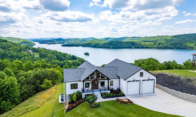 Maynardville Other | Luxury Mountain & Lake Farmhouse on Norris with Chef's Kitchen, Spa, & Kayaks