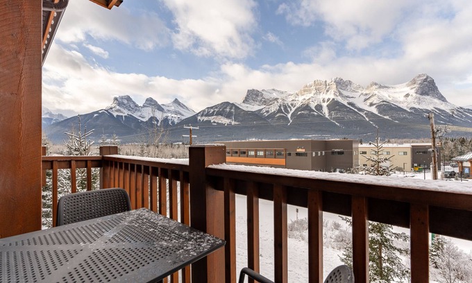 Canmore Condo | Luxury Mountain View Condo - 2 King beds/Hot Tub/Pool