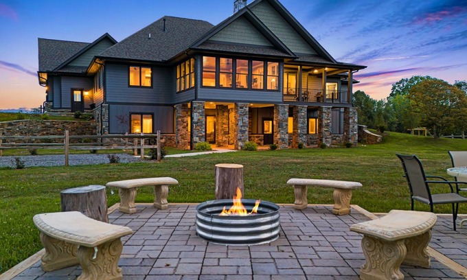 Mars Hill House | Luxury Mountain Views w/Fire Pit & Pet-Friendly + Biltmore Pass | 22 Min AVL
