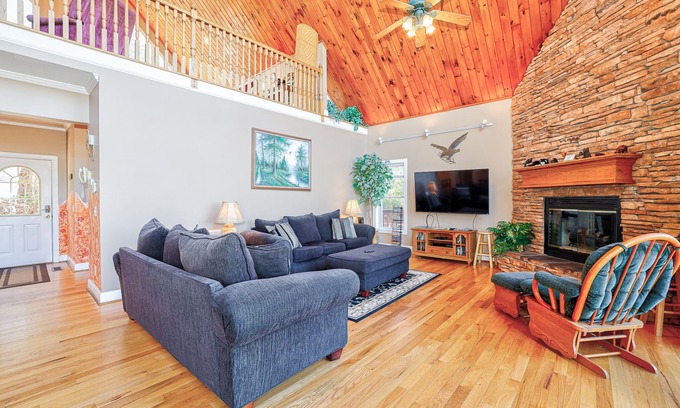 Helen Cabin | Luxury Mtn View Chalet - Spacious Executive Chalet with Mega Mountain Views