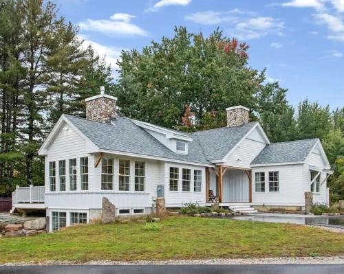 North Conway House | LUXURY on SACO RIVER with HOT TUB & MOUNTAIN VIEWS