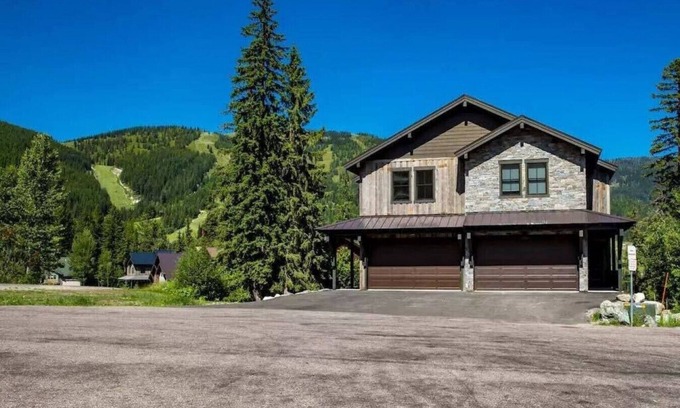 Whitefish House | Luxury on Whitefish Mountain! 9BD 5.5BA Sleeps 25!