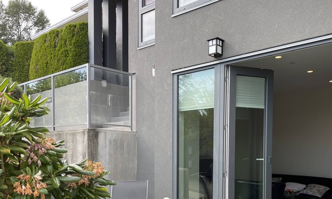 Hollyburn Villa | Luxury One Bedrooms Suite in Luxury Oceanview Villa