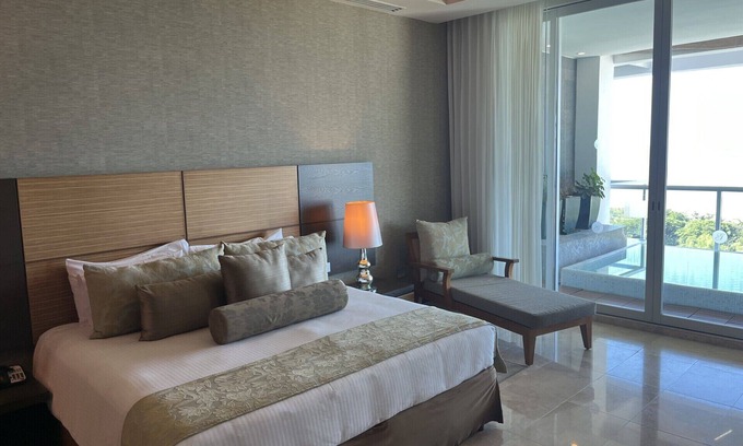 Las Jarretaderas Resort | Luxury One Bedroom suite in Vidanta Resorts - fantastic beach pools restaurants