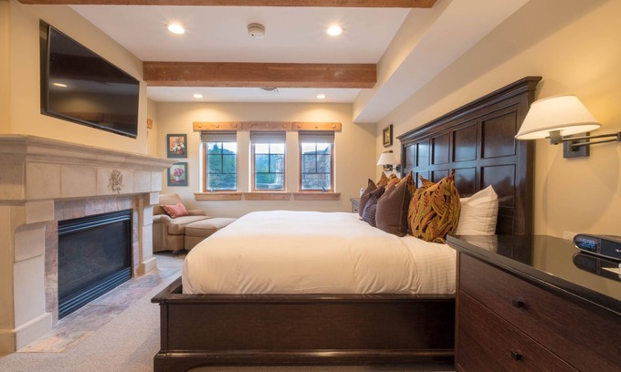Deer Valley Apartment | Luxury One Bedroom 1 Apartment Hotel by RedAwning