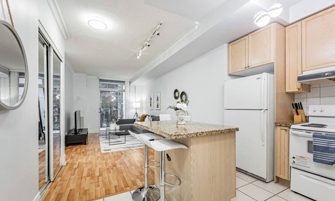 Downtown Mississauga Condo | Luxury One Bedroom Condo Near Square One/Paking