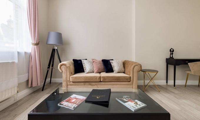Farringdon Apartment | Luxury one bedroom Central London apartment minutes from Farringdon Station!