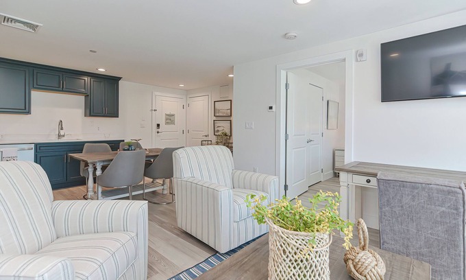 Plymouth Cultural District Apartment | Luxury One Bedroom Condo (625S.F.)