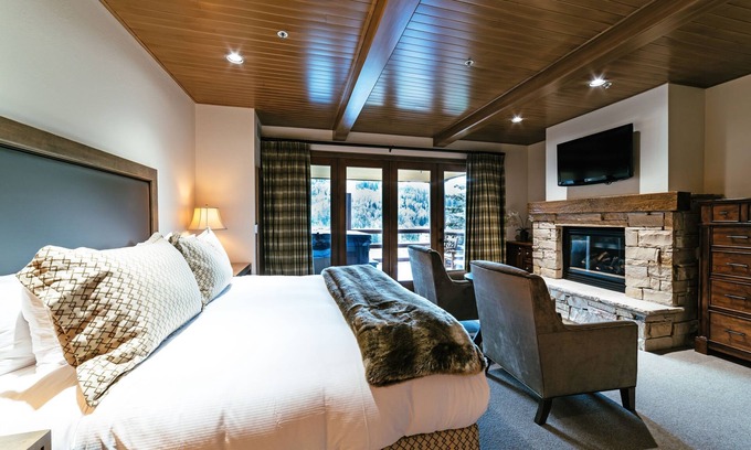 Deer Valley House | Luxury One Bedroom Corner Suite 1 Apartment Hotel by RedAwning