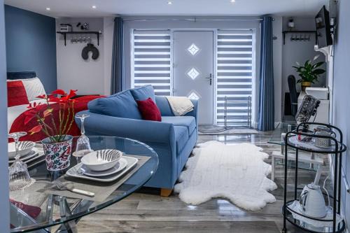 Walsall Apartment | Luxury one bedroom guesthouse M6, Junction 10 Walsall