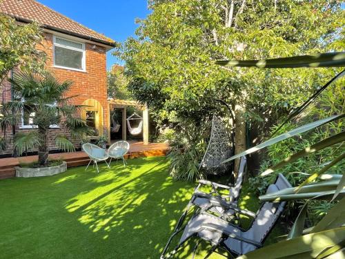 Liverpool House | Luxury Oriental Home with Exotic Garden & Free Parking
