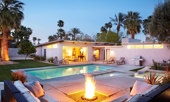 Racquet Club Estates House | Luxury Outdoor Living in a Mid-Century Modern Haven. Exceptional Guest Reviews.