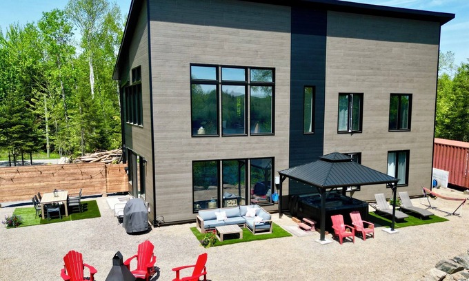 La Minerve House | Luxury Panoramic Lakeview Cottage w/Spa, Game Room & Beach