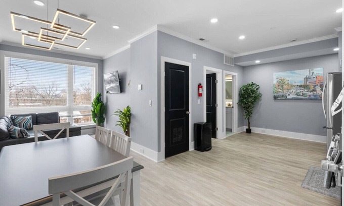 Kingman Park Apartment | Luxury Penthouse Condo+Rooftop+Private Parking+3BD