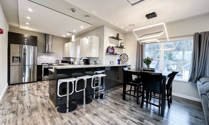Lair Hill Apartment | Luxury Penthouse: Panoramic City, Mountain & River Views with Office & Parking