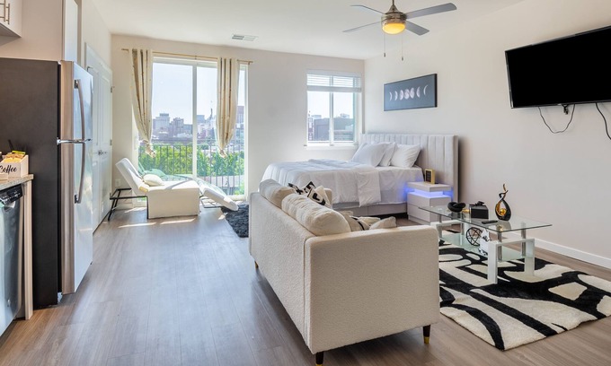Downtown Baltimore Apartment | LUXURY PENTHOUSE STUDIO WITH CITY VIEW