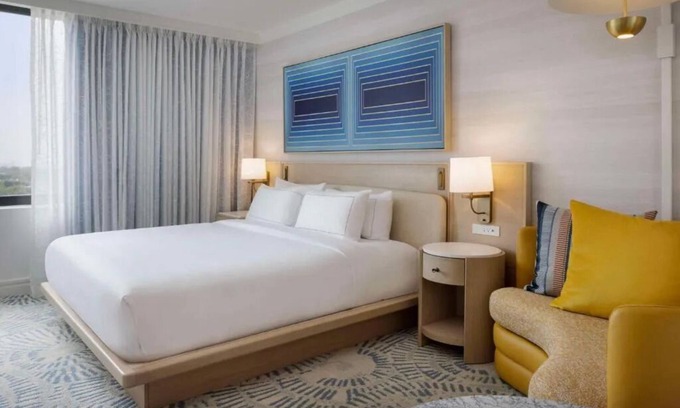 Glencoe Hotel | Luxury Pet-Friendly Room w/Pool Near SMU Campus