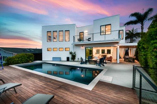 Loma Portal Villa | Luxury Pool Haven Scenic Views and Summer Fireworks