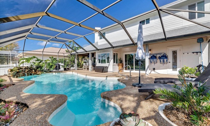 Palm Harbor House | Luxury Pool Home | Boat Dock | Canal Home | Recently Updated | Close to Golf | WIFI | Heated Pool