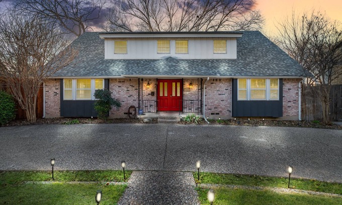 Oak Cliff House | Luxury | Pool + Hot tub + Game Room | Sleeps 9!