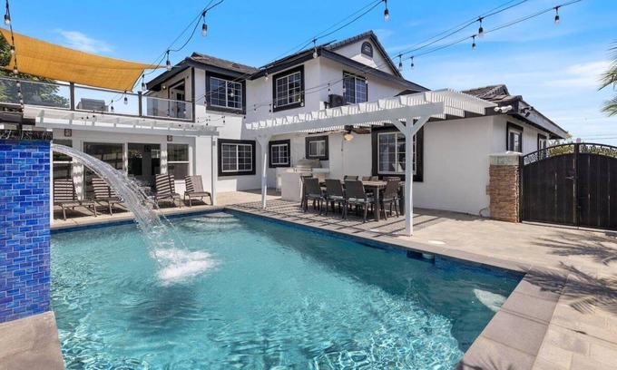 Rosemead House | Luxury Poolside Getaway Villa 5BR/4Baths