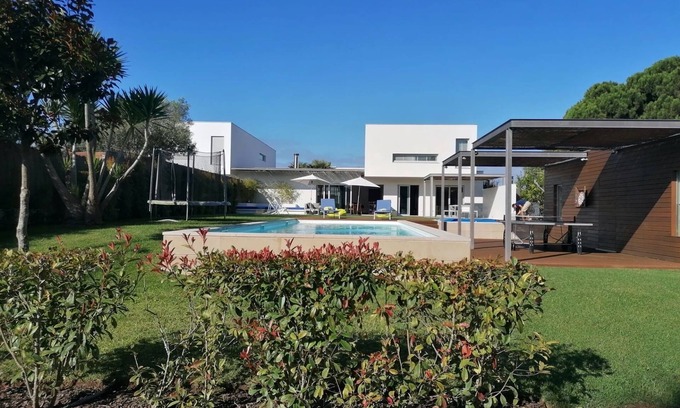 Fornos House | Luxury & Premium Villa in Meco, with 4 bedrooms, pool and T1 Apartment