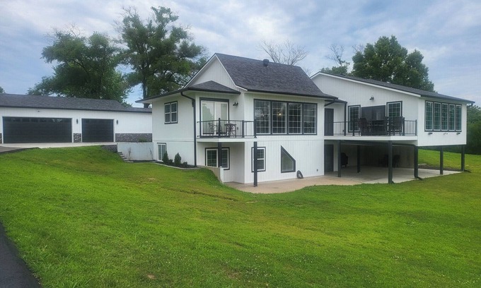 Liberty House | Luxury Private 5-Acre Estate 4BR Sleeps 10 Events Welcome 20min KCI KC