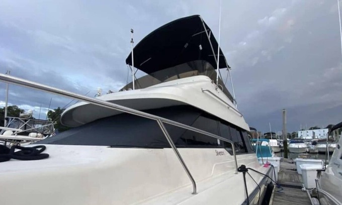 New Rochelle Boat Rental | Luxury Private Yacht as Boathouse