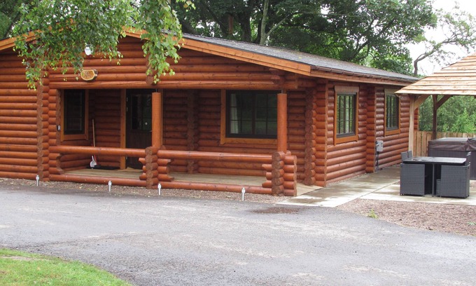 Morpeth Cabin | Luxury Real Log Cabin with Hot Tub, Felmoor Park, Northumberland