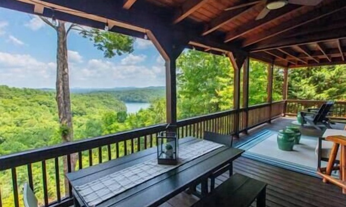 Necowa Cove House | Luxury Renovated | Lake & Mountain Views | Hot Tub