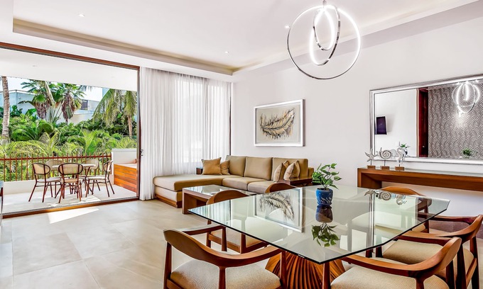 La Puntilla Apartment | Luxury resort apartment with full kitchen, jetted tub, pools, & tennis