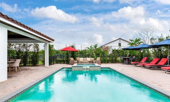 Thonotosassa Villa | Luxury Resort Lakefront Pool Spa Villa