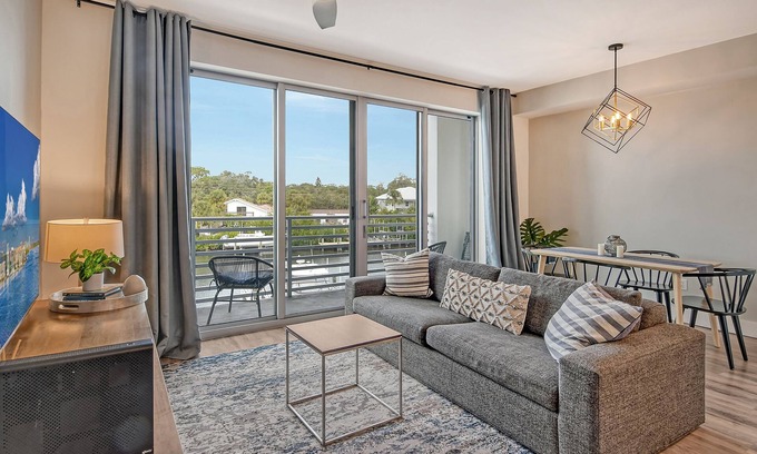 North Trail Condo | Luxury Retreat condo The Strand Water View w/Den