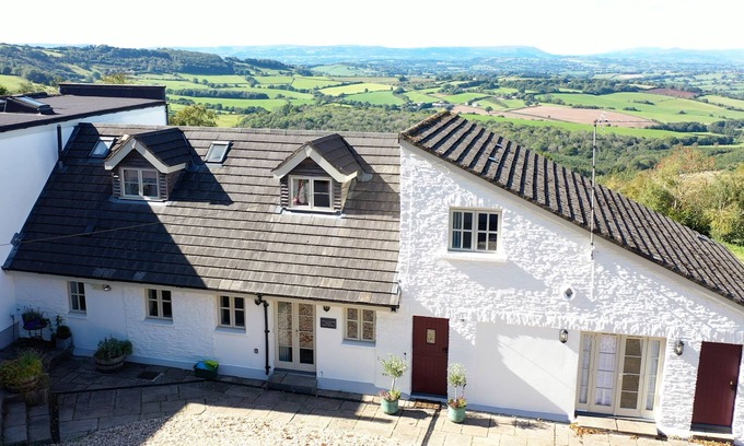 Chepstow House | Luxury Retreat: Dorlands House, Sleeps 16 - Hot Tub included in a Scenic Setting