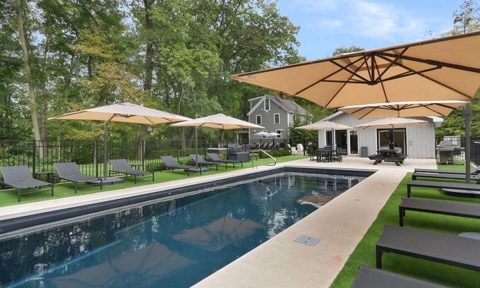 Three Oaks House | Luxury Retreat for 26, Pool, Hot Tub, amazing!