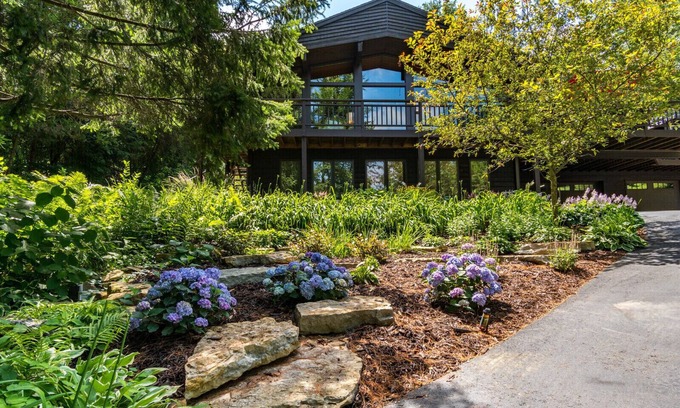 La Crosse House | Luxury Retreat - Nestled in the Bluffs - 10 Mins to Downtown