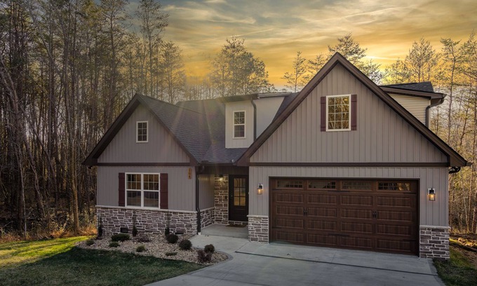 Loudon House | Luxury Retreat, sauna, hot tub, fire pit, poker table, ping pong!
