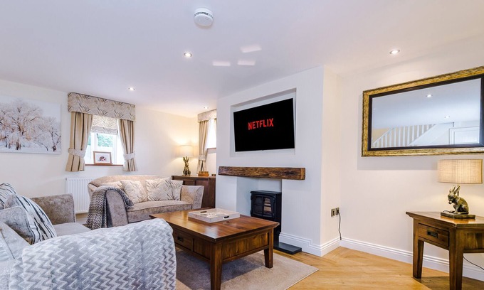 Beeston House | Luxury Retreat under Beeston Castle | 53 Degrees Property | Sleeps 2
